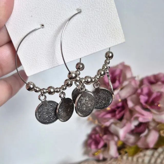 Brincos Argolas Medalhinhas Ciganas - Foto 4
