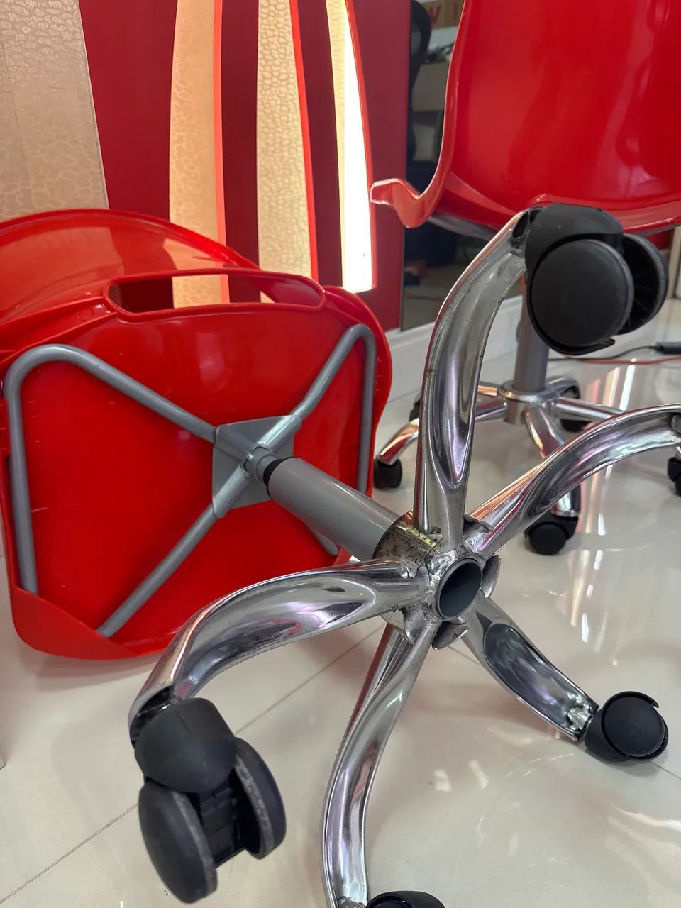 Conjunto com 2 Cadeiras vermelha em ótimo estado! - Foto 5