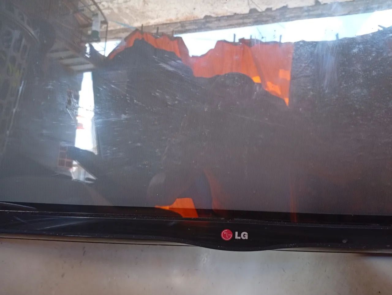 Tv LG 50 polegadas para arrumar ou retirar peças sai som mas não tem imagem  - Foto 2