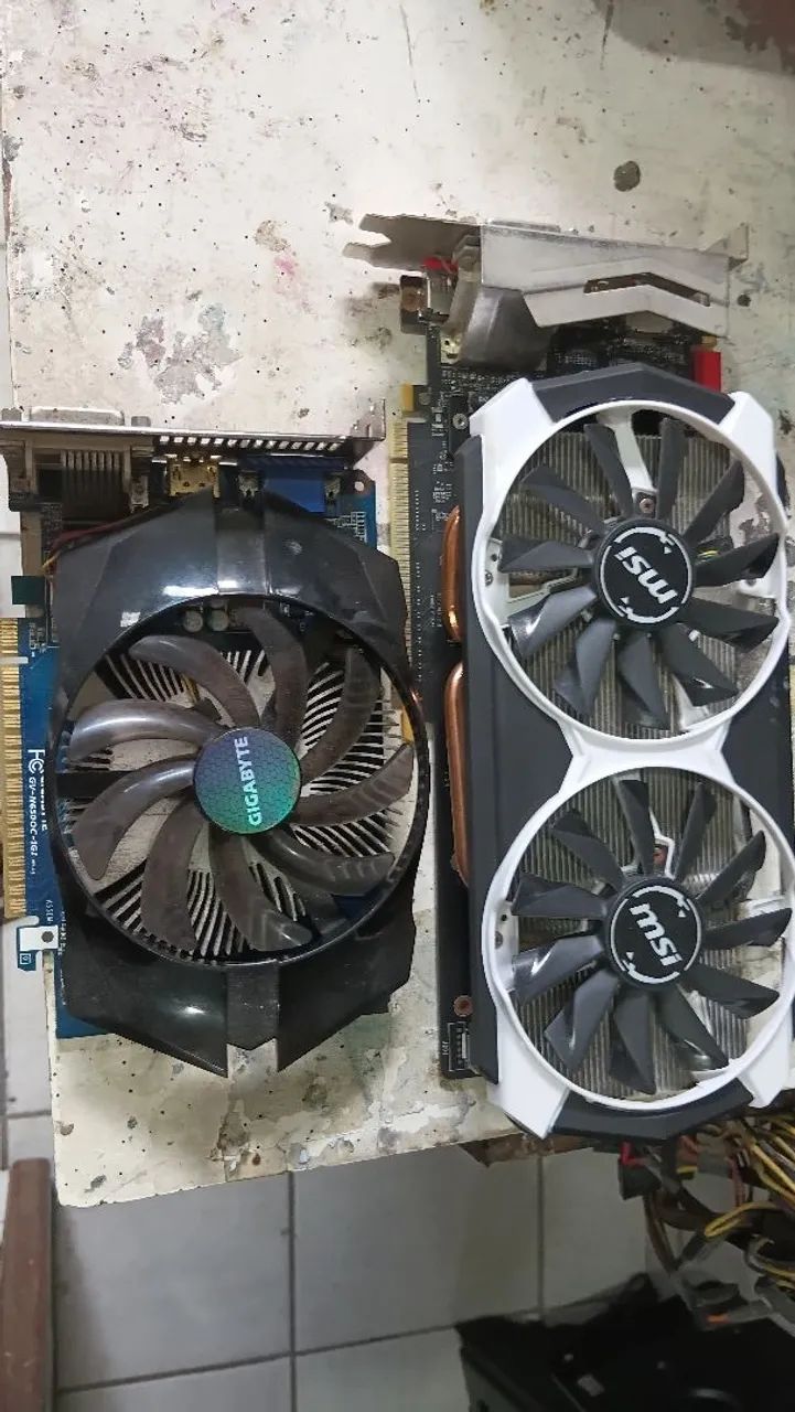 4 fontes e 2 placa de vídeo para quem conserta. 
