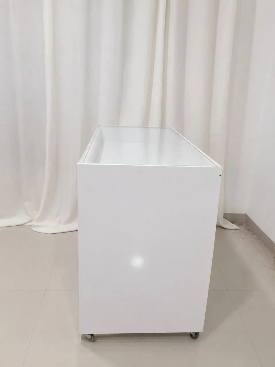 Móvel branco com tampo de vidro - Foto 2
