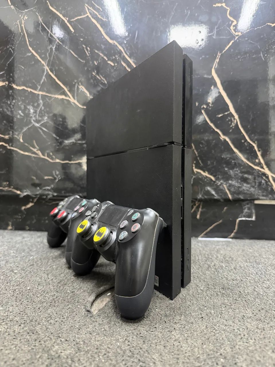 Ps4 com 2 controles e todos os cabos COM GARANTIA  - Foto 2