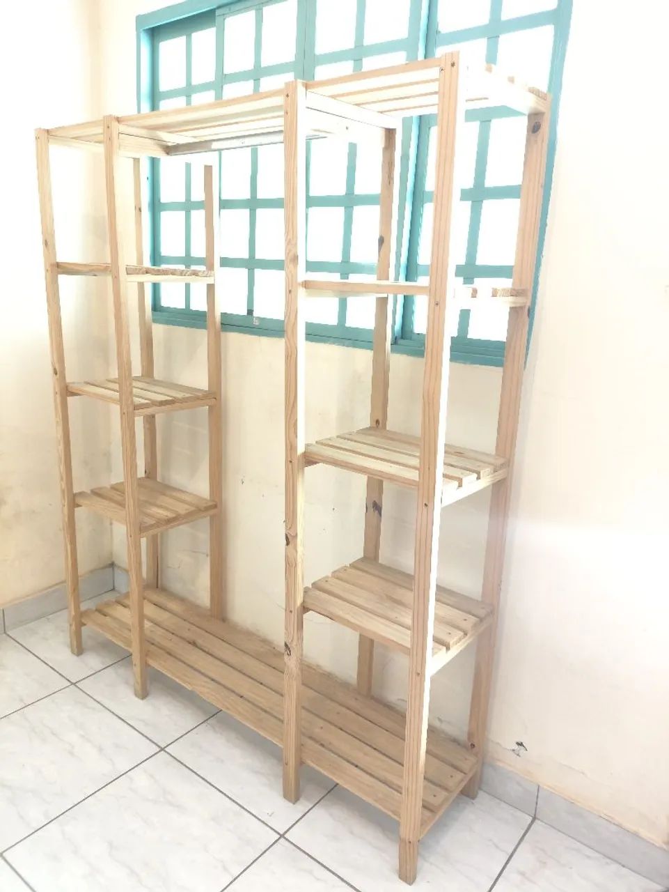 Arara Closet de Madeira com Prateleiras e Sapateira, Pouco Uso - Foto 3