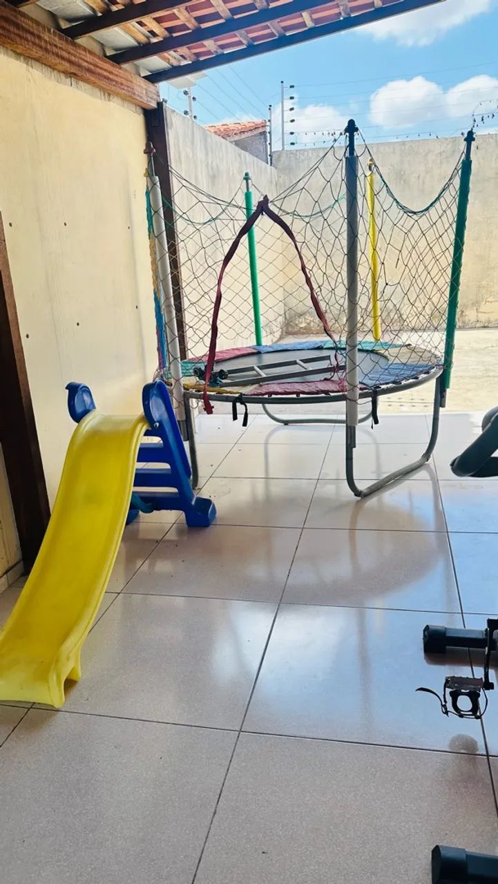 Pula pula e escorregador infantil 