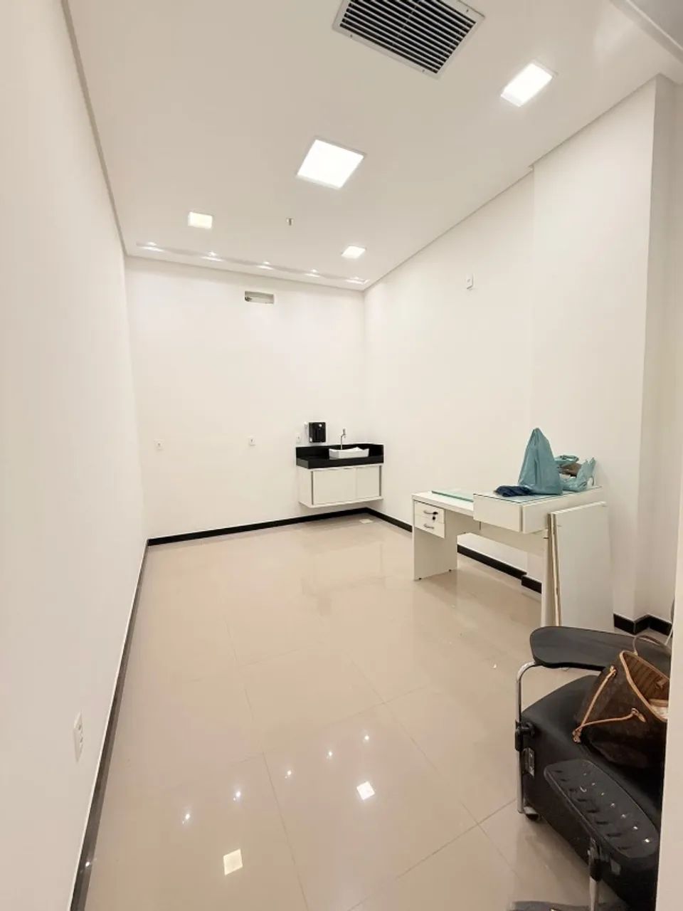 VENDO SALA COMERCIAL NO CENTRO MACAÉ TEL= * FALAR DIREITO COM A PROPRIETÁRIA  - Foto 5