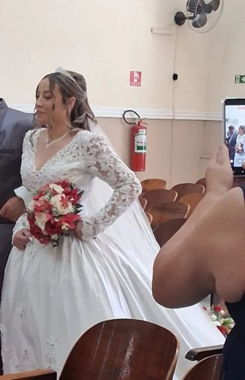 Vestido de noiva com bordados em estilo medieval com saiote e véu  - Foto 3