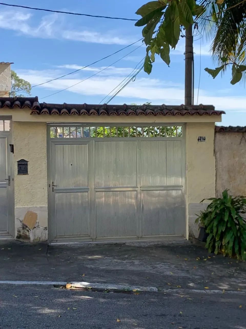 Casa c/2 qts e vaga no Lins de Vasconcelos