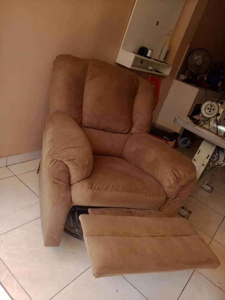 Poltrona reclinável giratória em tecido
