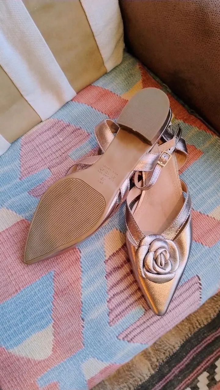 Slingback Dourado Velho com Camelia da Ibiza - Foto 5