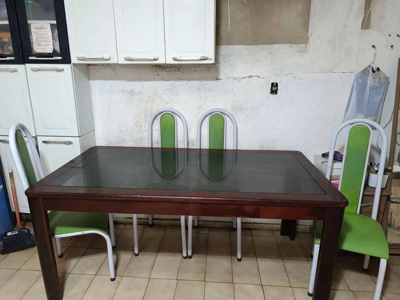 Mesa de madeira com vidro 