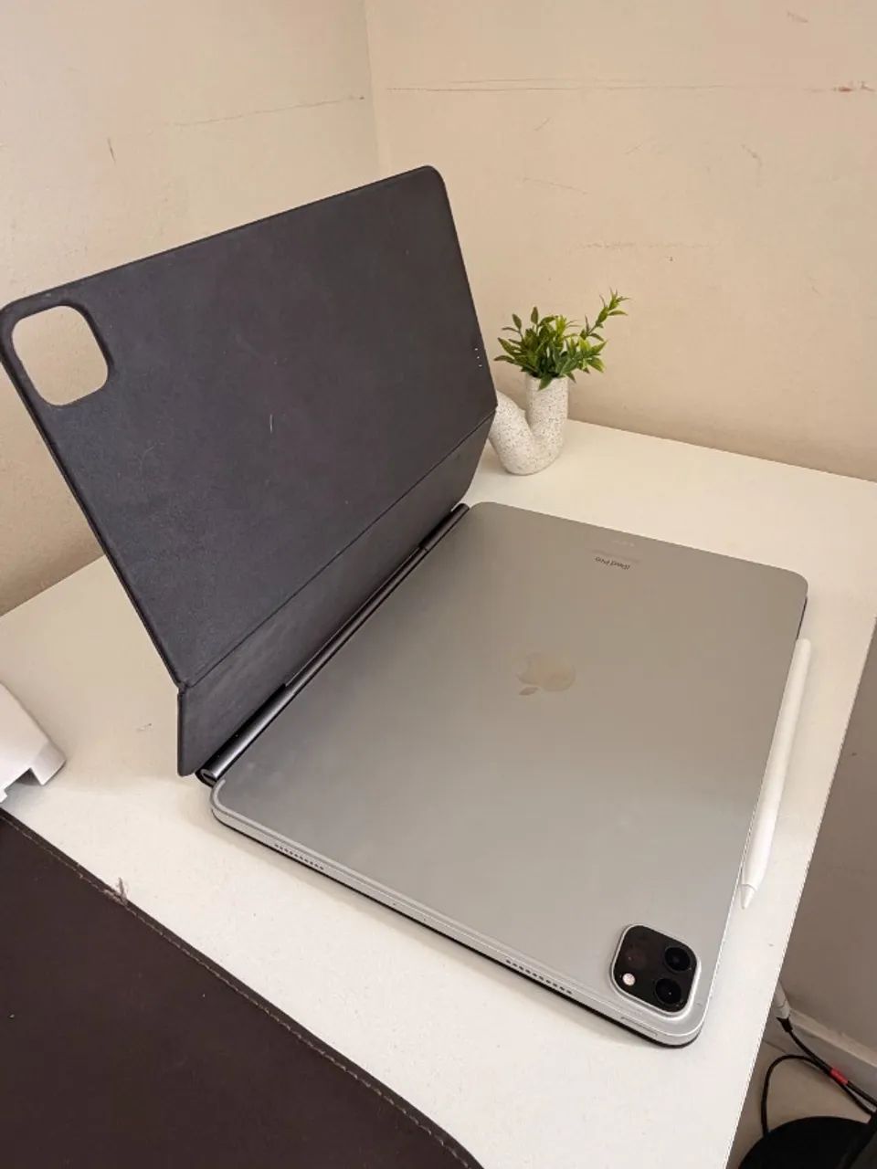 iPad Pro 12,9" (6ª geração, M2), 128 GB, Wi-Fi, prateado, com Magic Keyboard preto e Apple - Foto 3