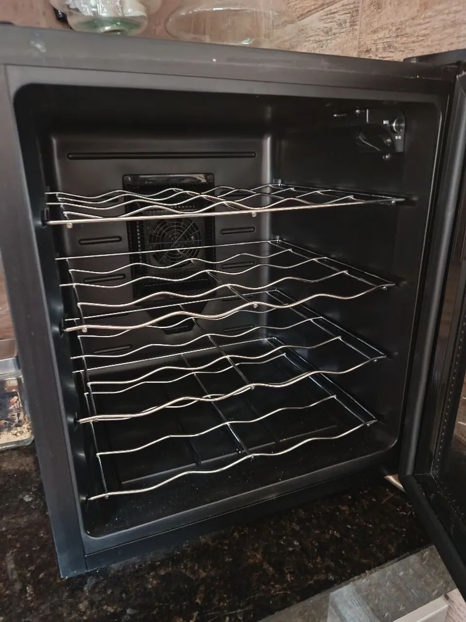 Mini adega climatizada para vinhos