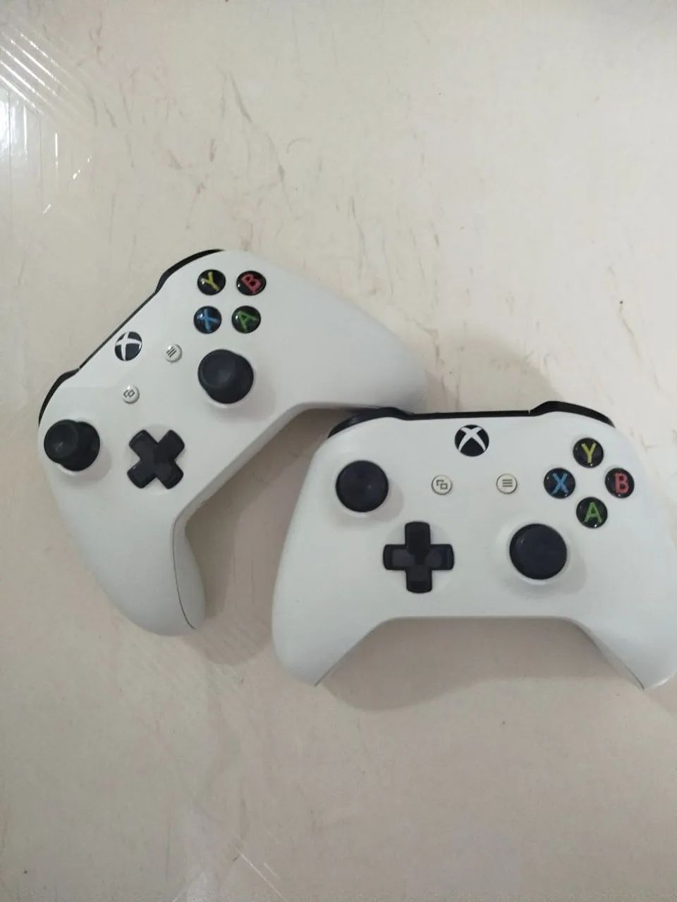 Xbox One S 1TB Branco + 2 Controles + Bateria Recarregável + Jogo + Caixa - Foto 2