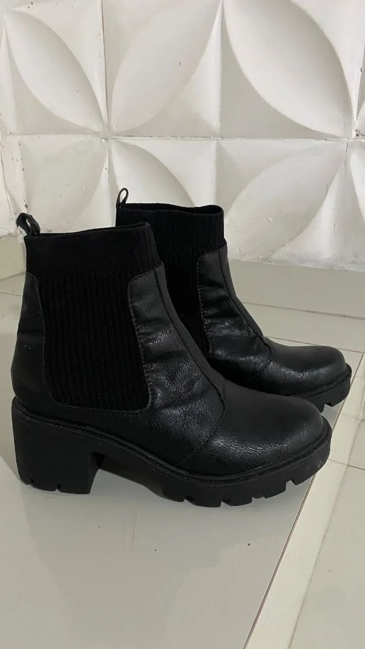 Bota Chelsea Tratorada com acabamento em couro e cano de elástico estilo knit.