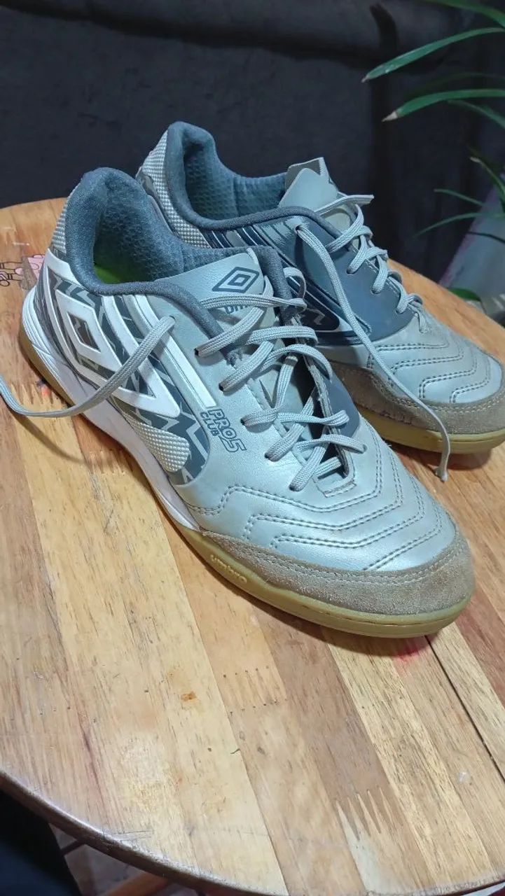 Chuteira Adidas preta e laranja e chuteira de futsal pro 5 Bump
