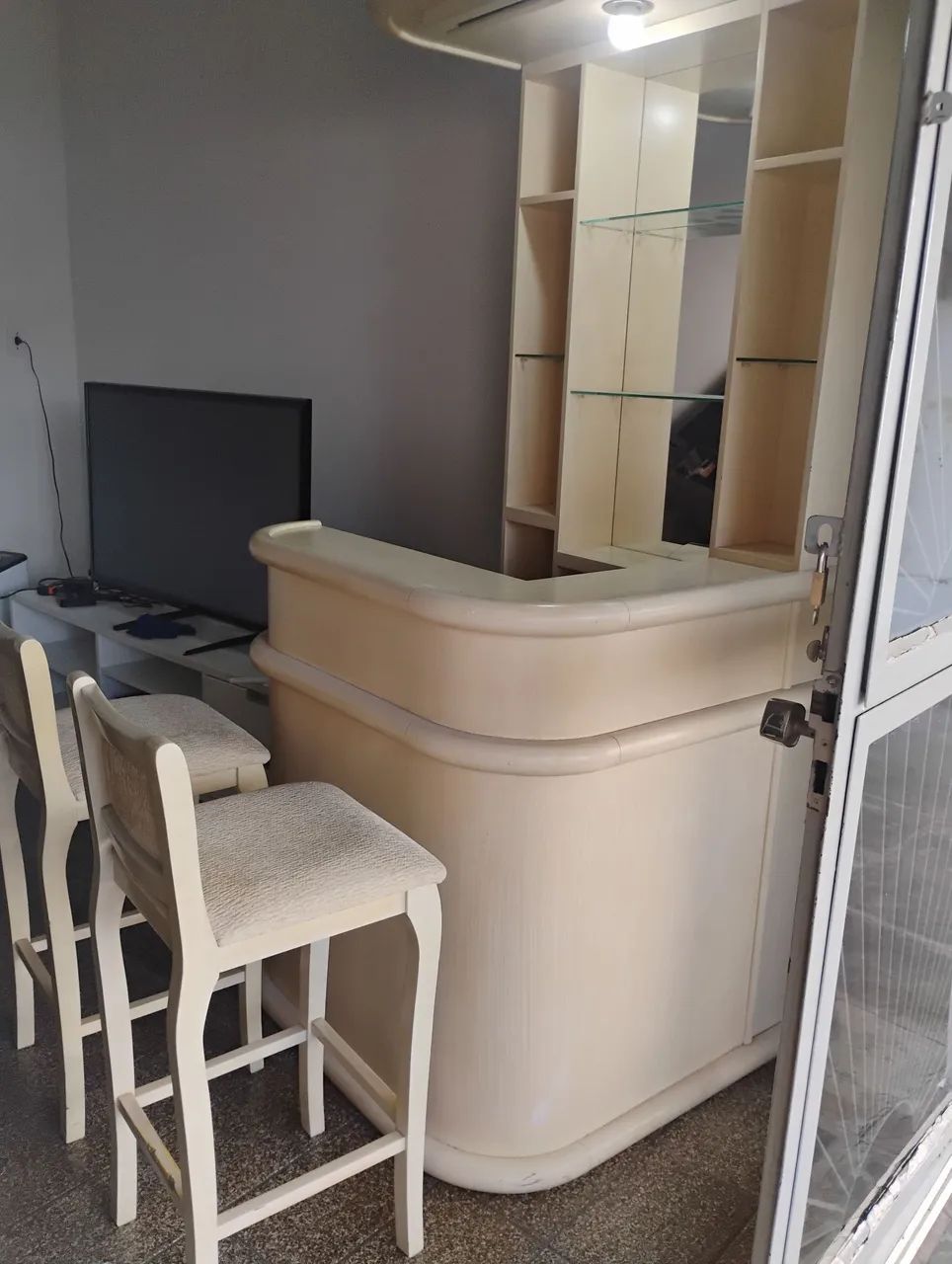 Barzinho antigo completo com 2 cadeiras.