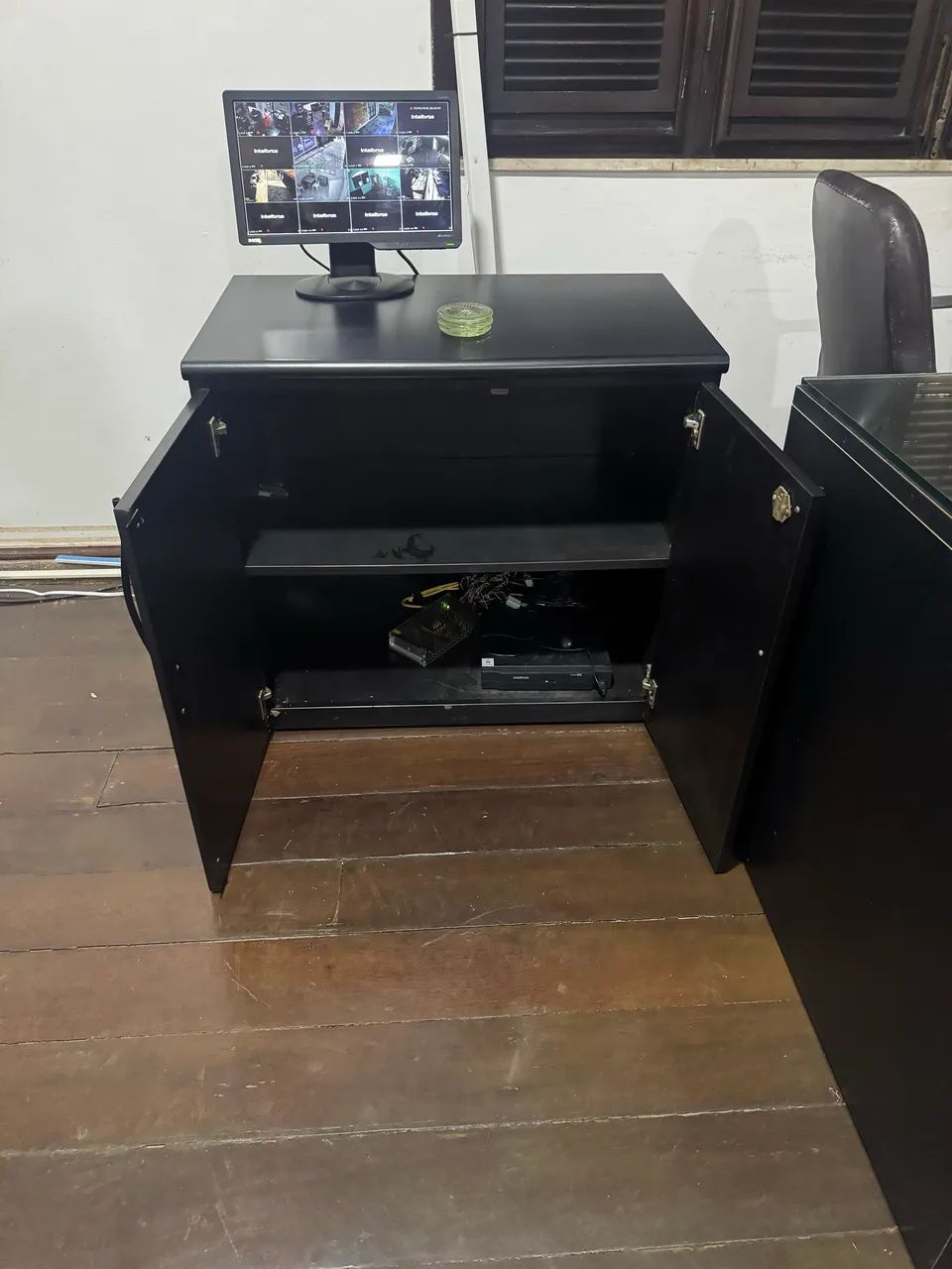 Vende móveis de escritório 