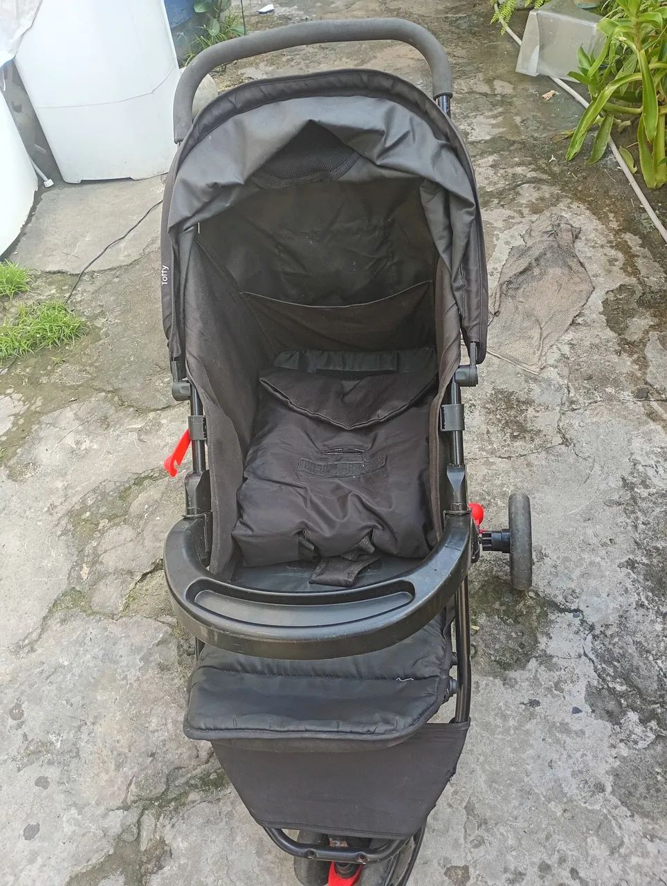Vende-se carrinho de bebê 3 rodas 250,00 semi novo p vender logo da marca toffy  - Foto 2