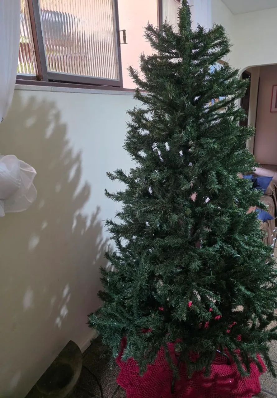 Árvore de Natal Artificial 2,10m - Bem Conservada - Foto 4