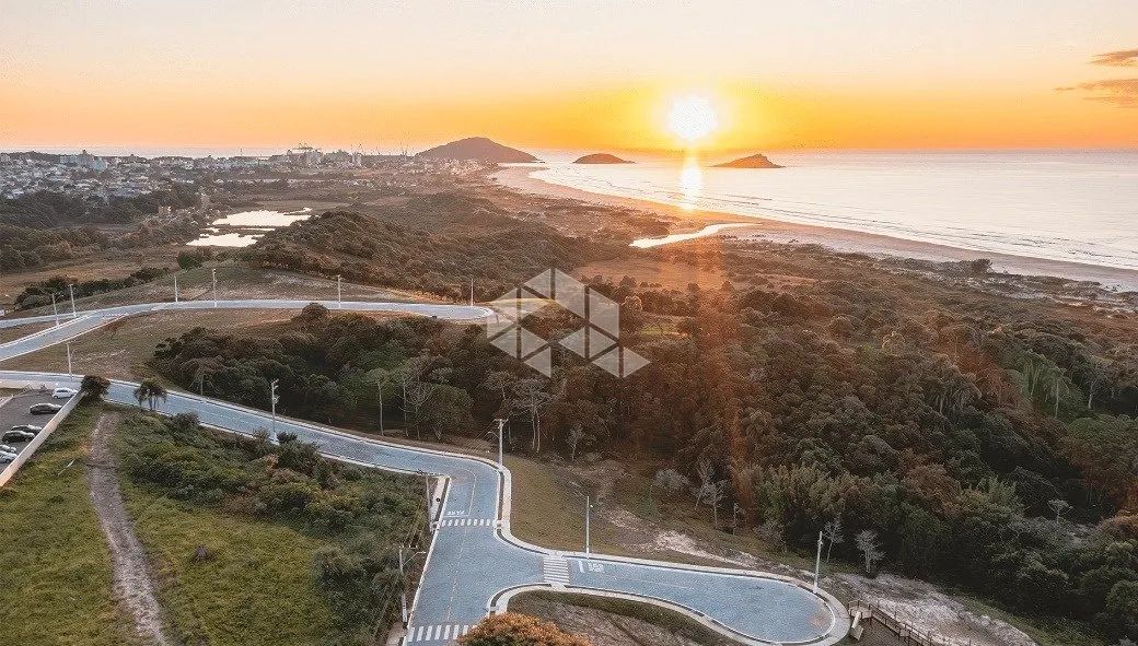 Lotes a 650m da praia e 5 minutos do centro de Imbituba, SC.