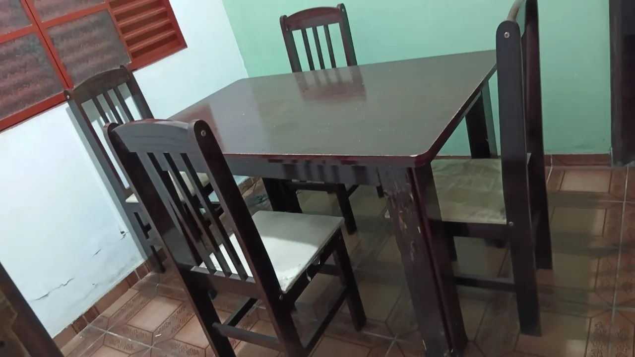 Mesa completa com 4 cadeiras 