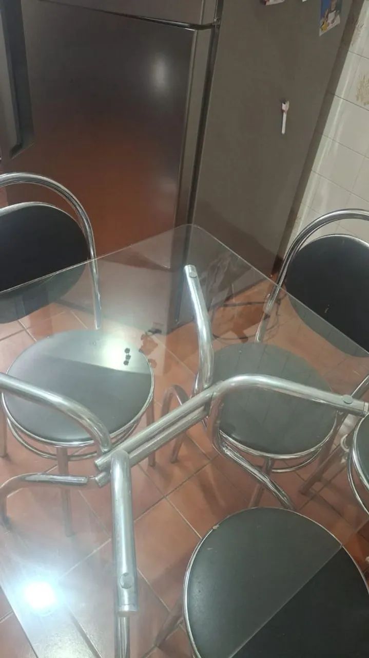 Mesa de vidro  com 4 cadeira 