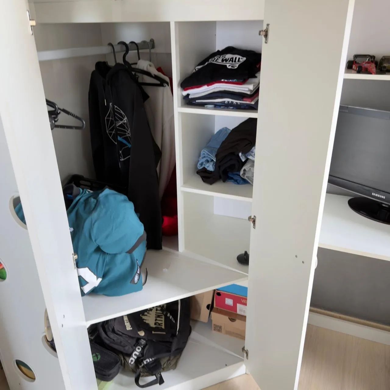 Guarda roupa com cama e mesa de estudo - Foto 5