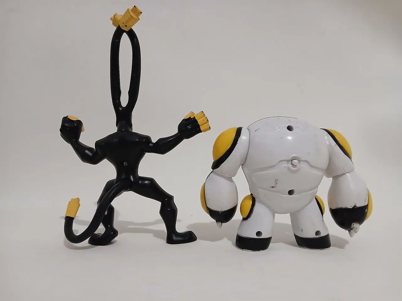 Miniaturas Colecionáveis Ben 10 Bala canhão e Alien X - Foto 4