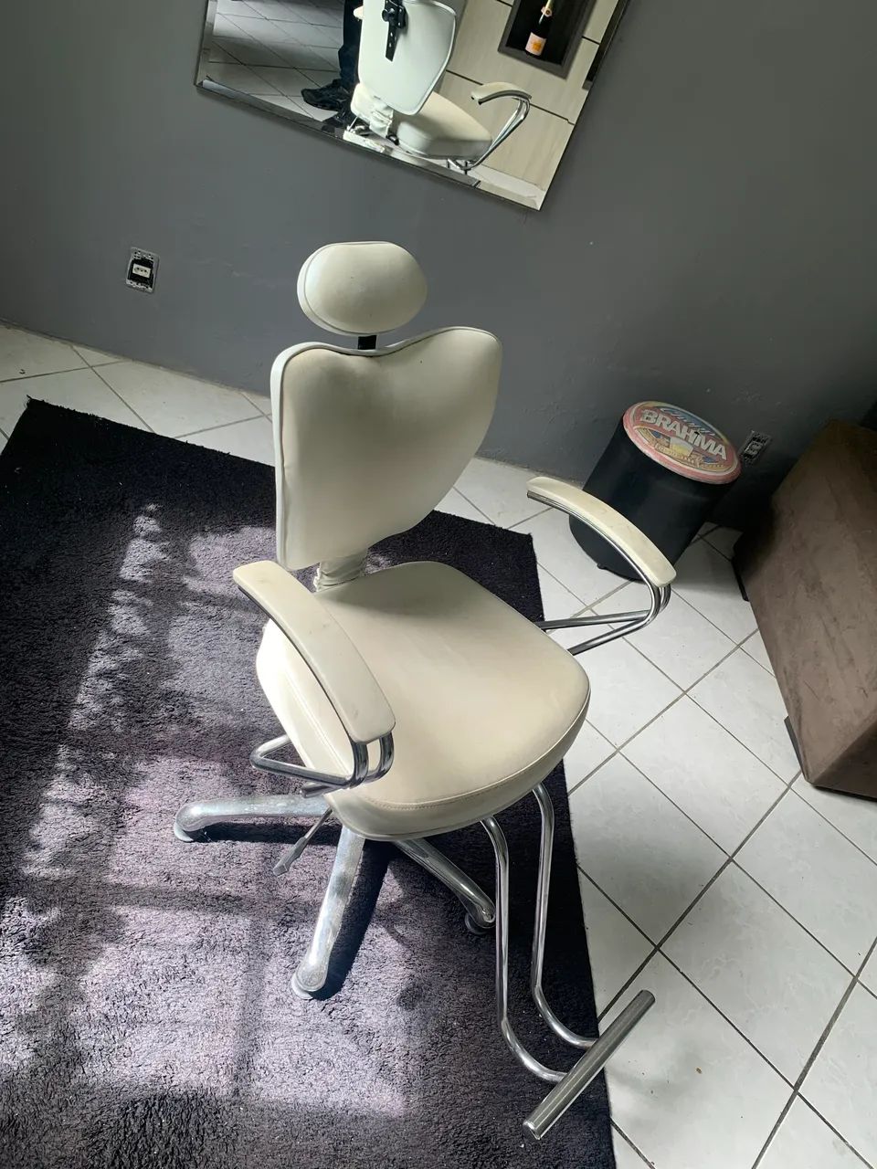 Vendo cadeira para barbeiro ou salão feminino  - Foto 2