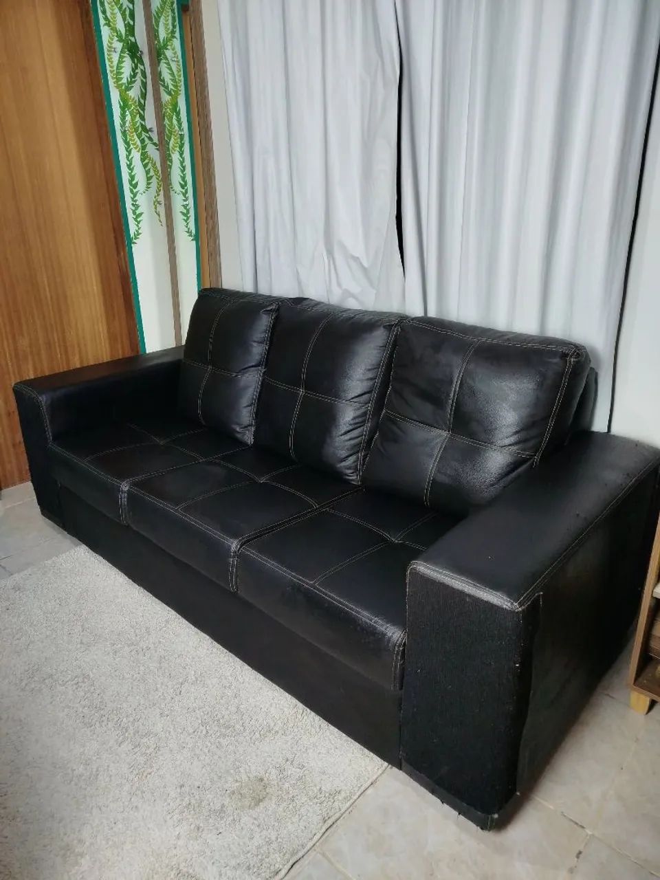 Sofá preto 3 lugares grande e confortável - ótimo estado - Foto 2