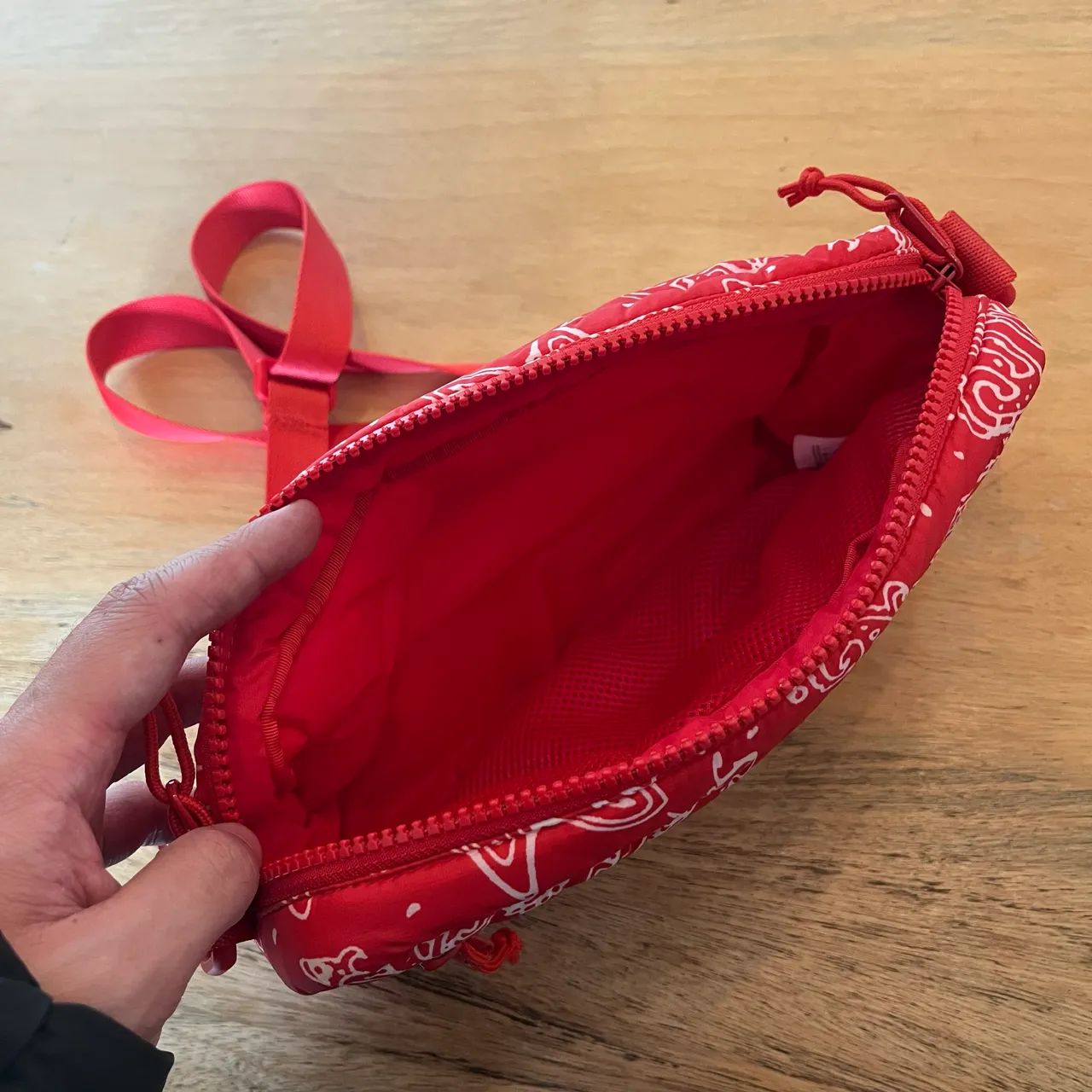 Bolsa Supreme Puffer Side Bag FW22 Red Paisley - Bolsas, malas e