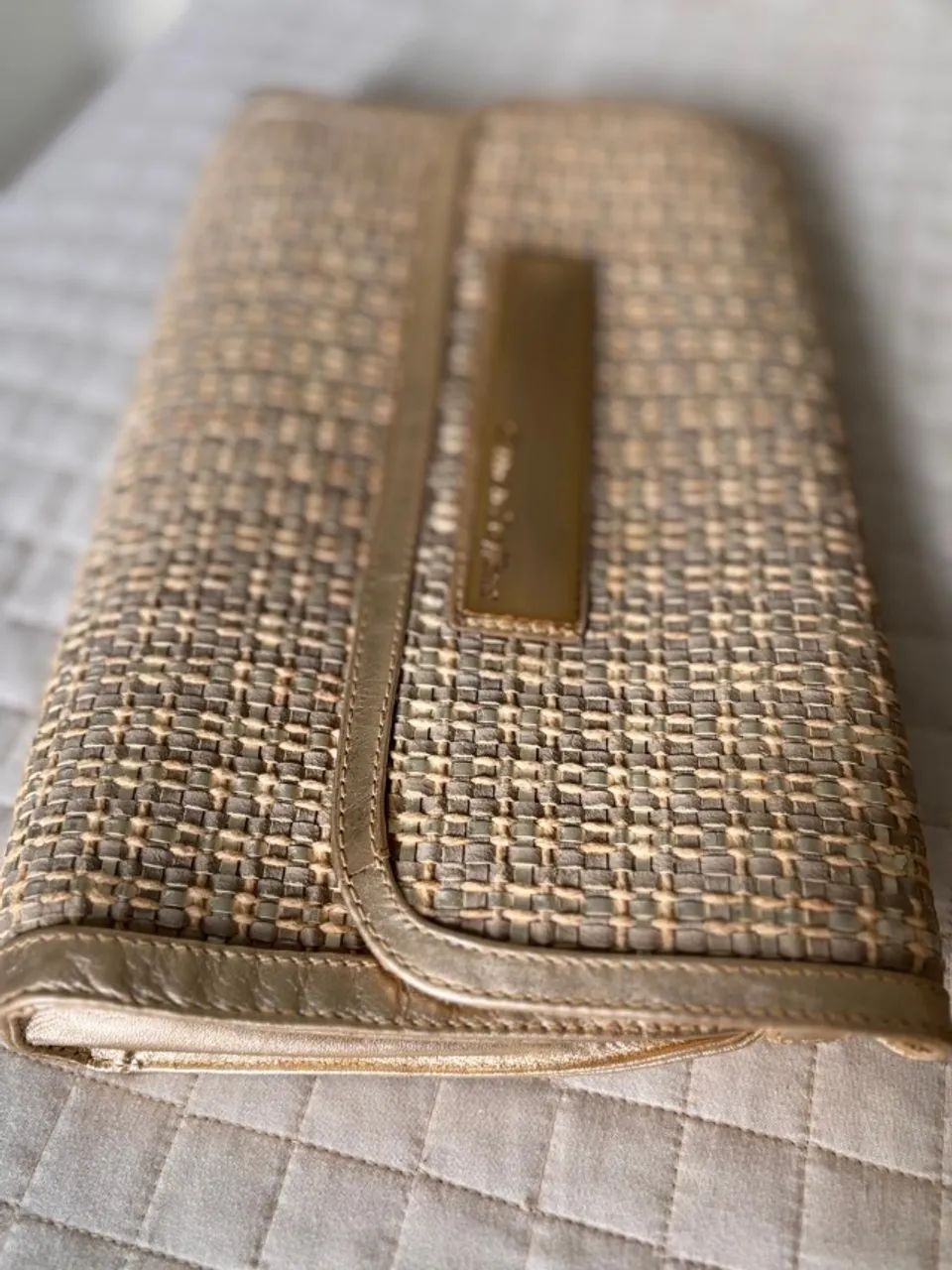 Bolsa Carmen Steffens em couro dourada.