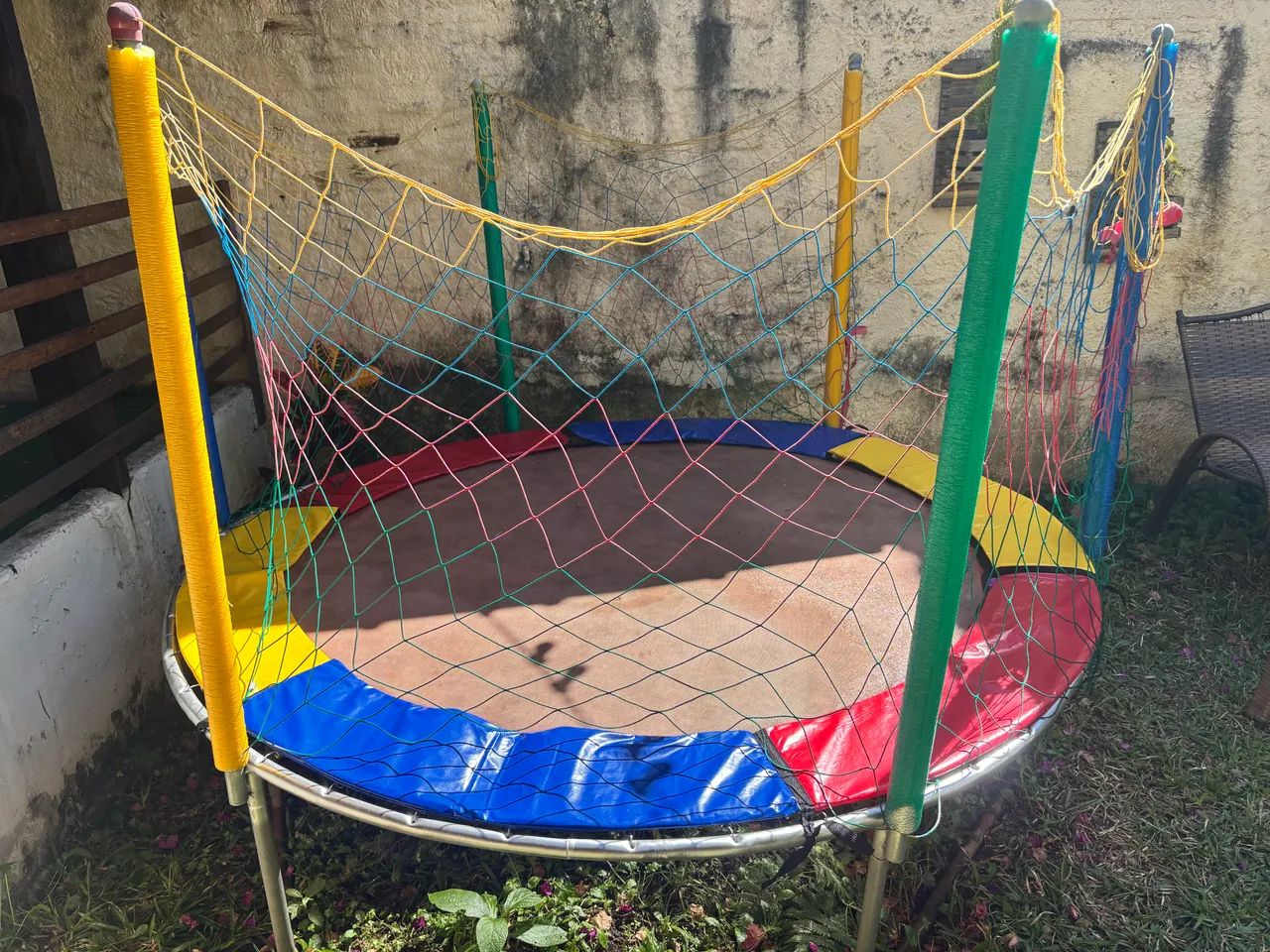 Cama elástica pula pula e escorregador 