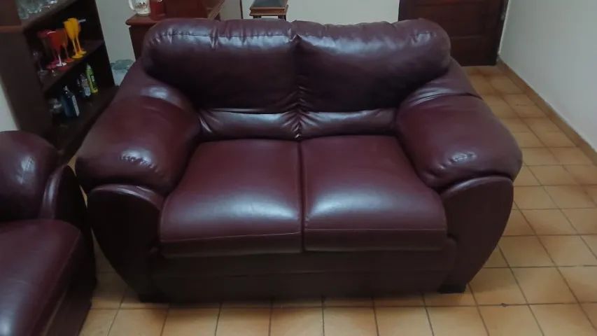 Sofá de courino marrom com 2 lugares