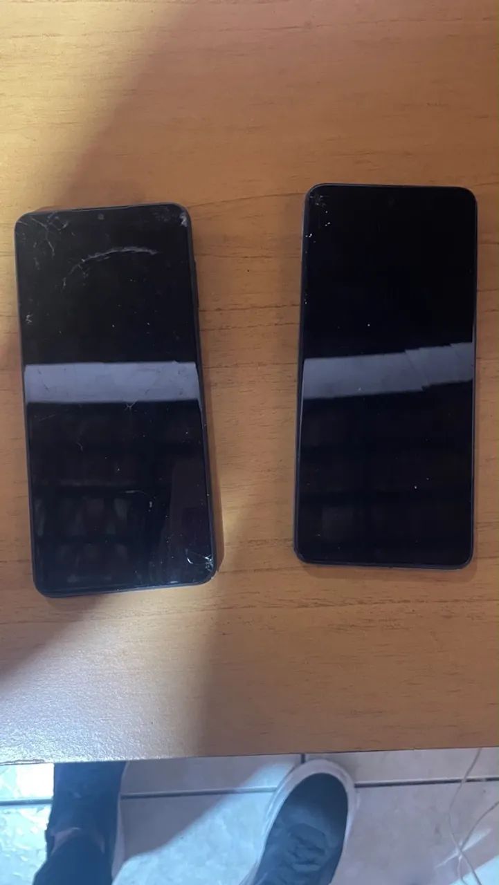 Dois celulares moto g22 e A12