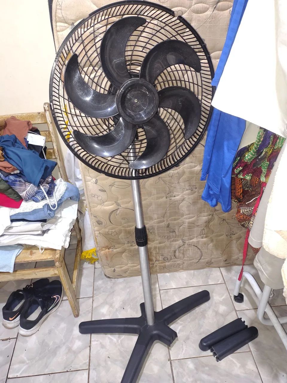 Ventilador de coluna com o pé quebrado  - Foto 2