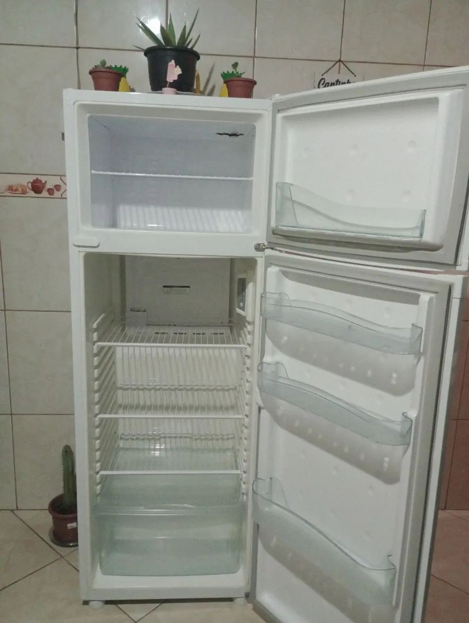 Vendo geladeira semi nova 