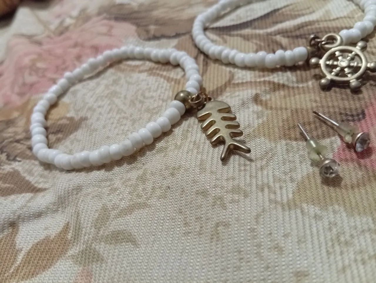 Kit Acessórios: Pulseiras de Miçangas com Pingentes + Brincos Ponto de Luz - Foto 3