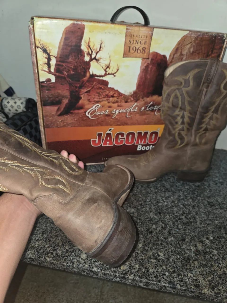 Bota Jácomo.