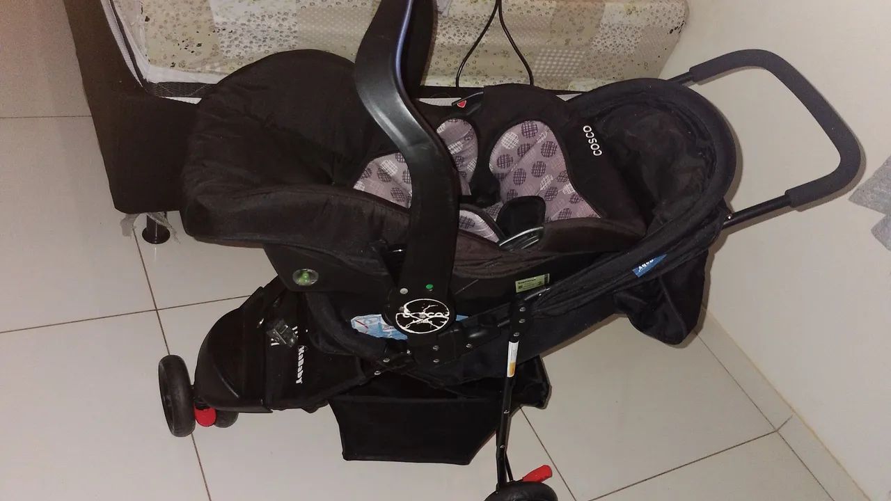 Vendo carrinho d bebê e um bb conforto