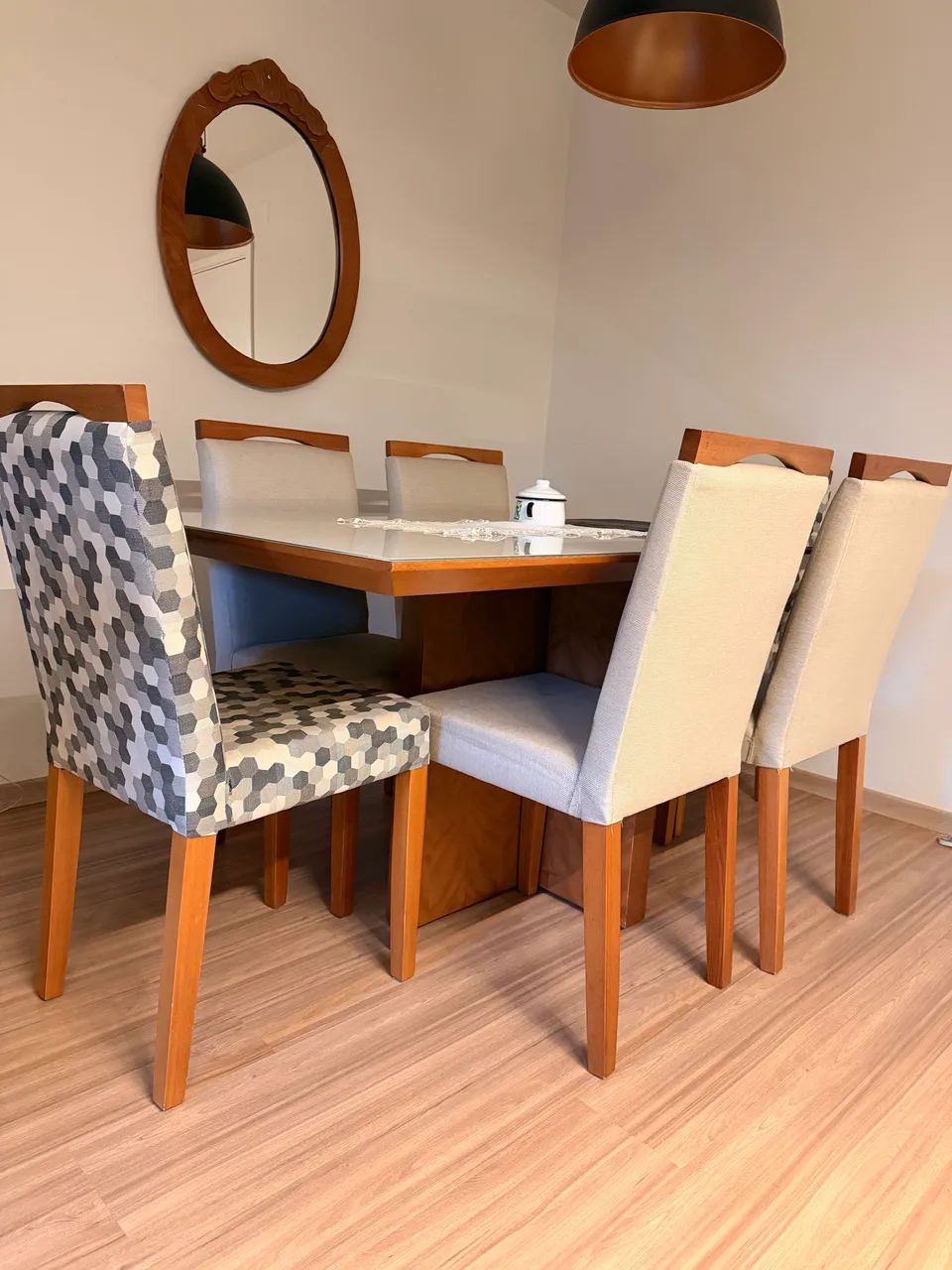 Mesa com 6 cadeiras em madeira 