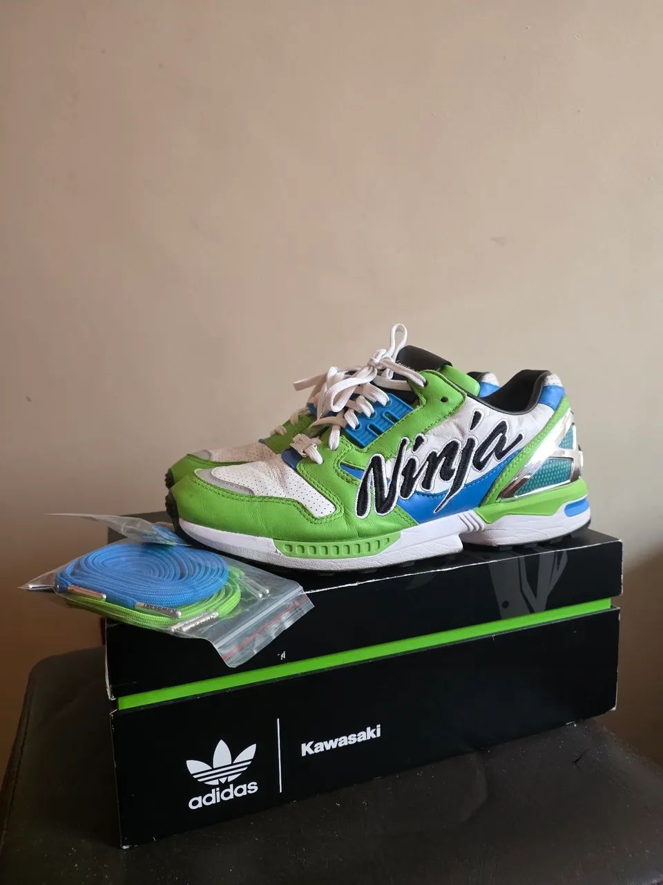 Tenis Kawasaki x adidas ZX 8000 