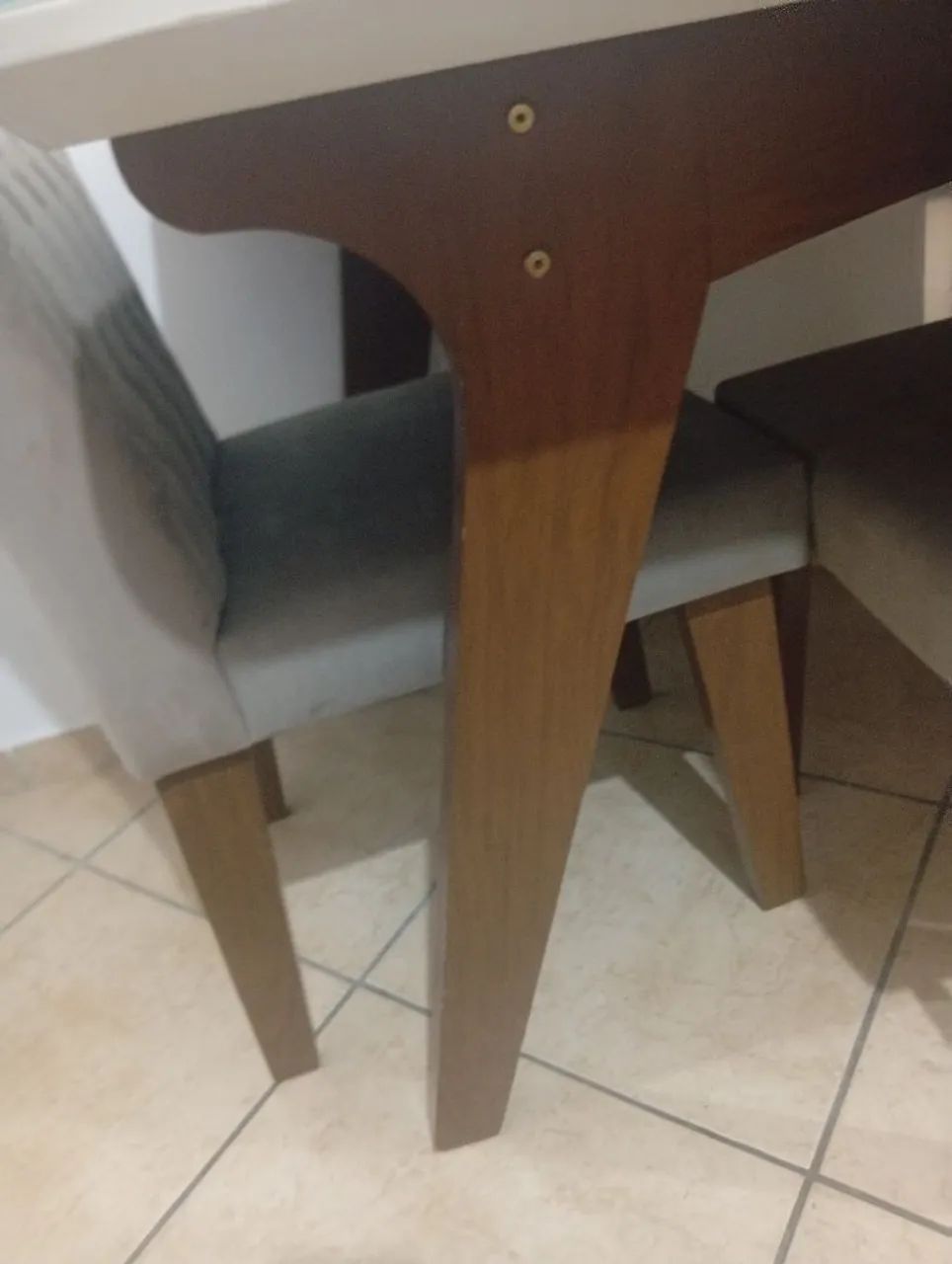 Mesa de jantar com 05 cadeiras .  - Foto 2