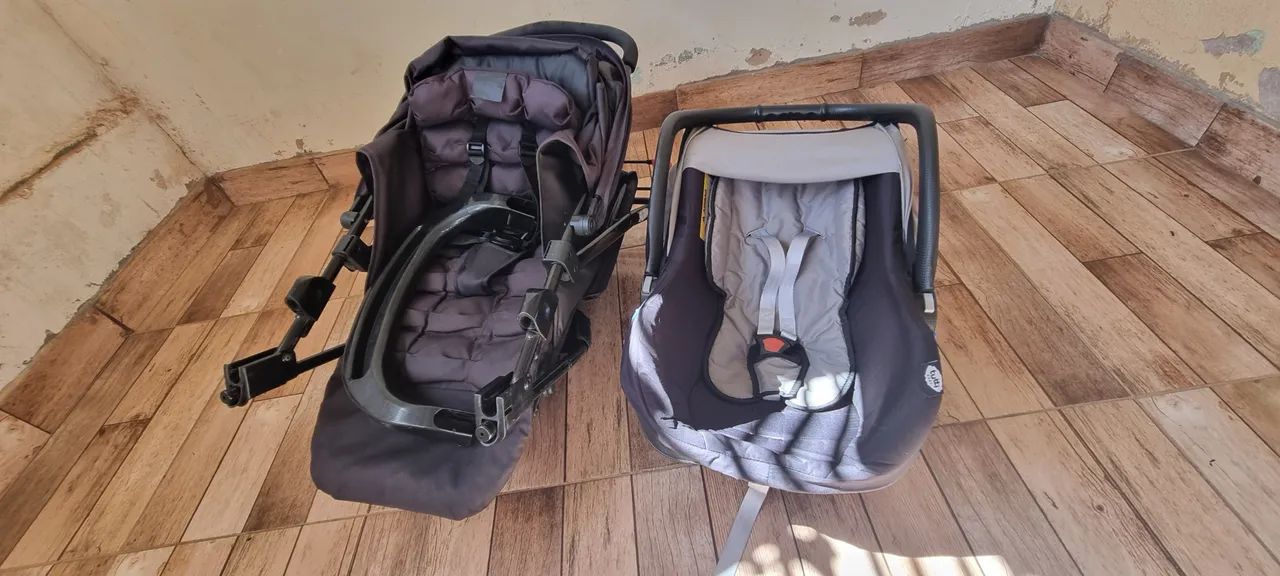 Carrinho de bebê com bebê conforto 