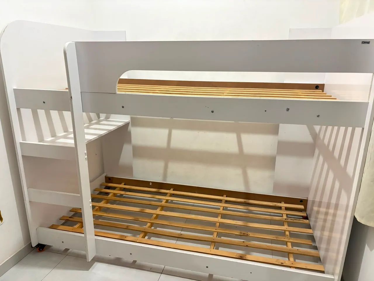 100% MDF, robusta, escada lateral, com rodinhas com trava, inteira e pronta para uso. - Foto 3