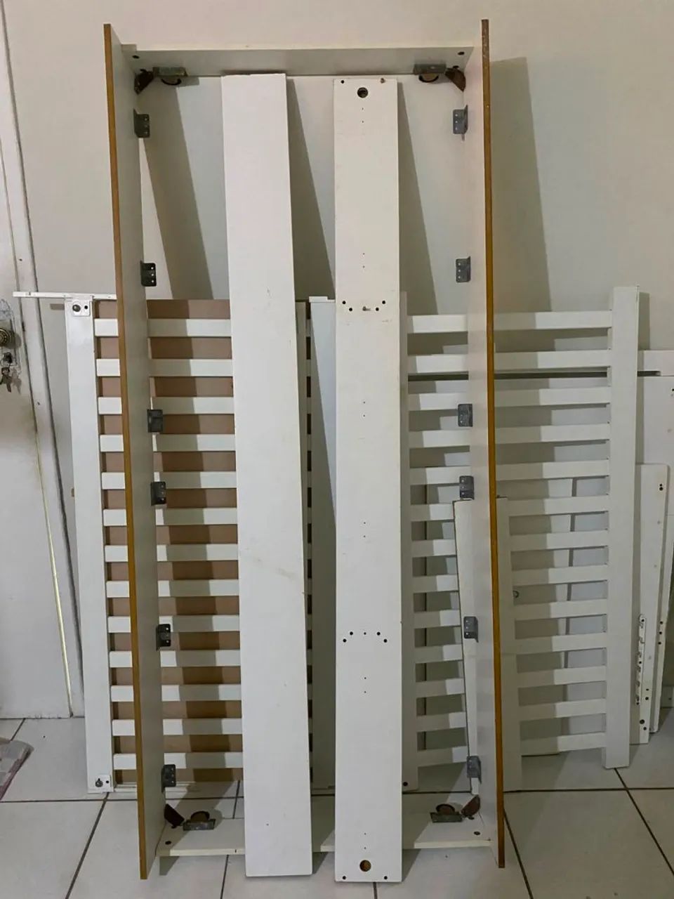 Cendo um berço cama 2 em 1 todo em MDF so esta com parafusos incompleto para montar !