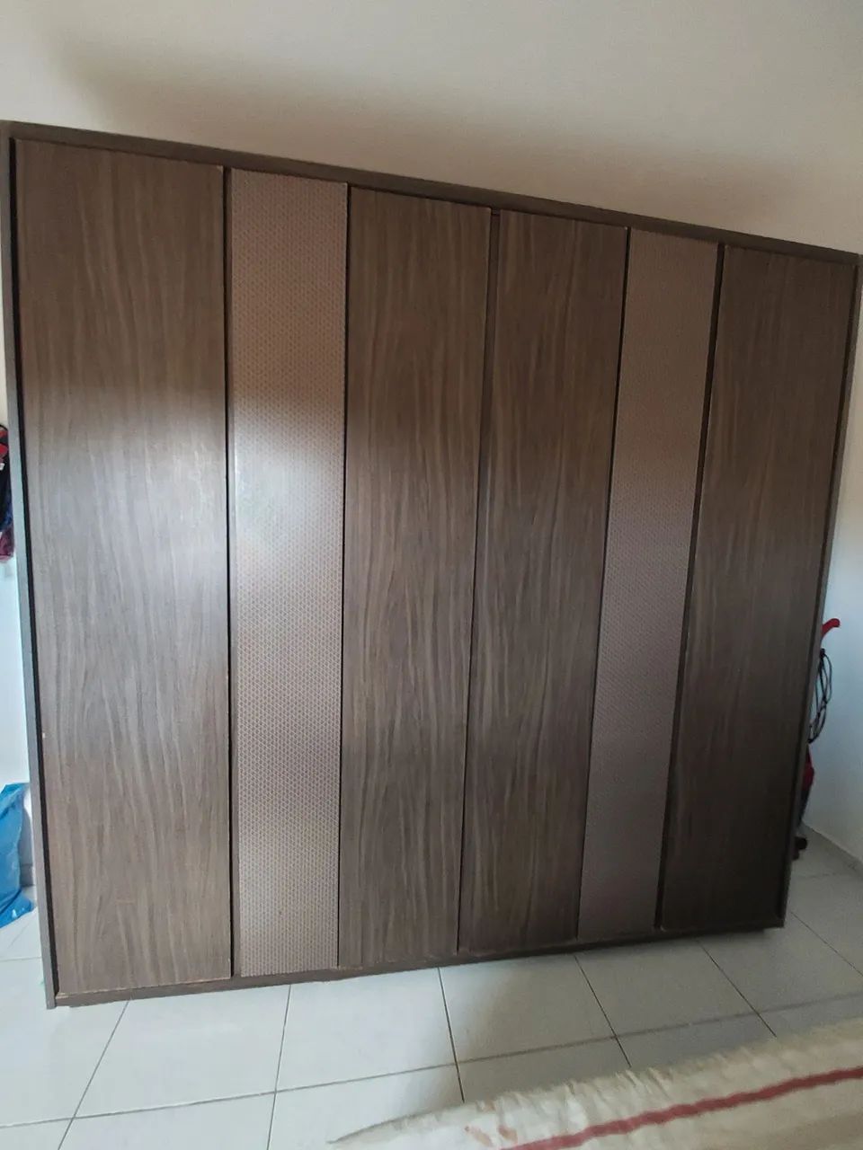 Vende um guarda roupa de 6 portas e 4 gavetas 