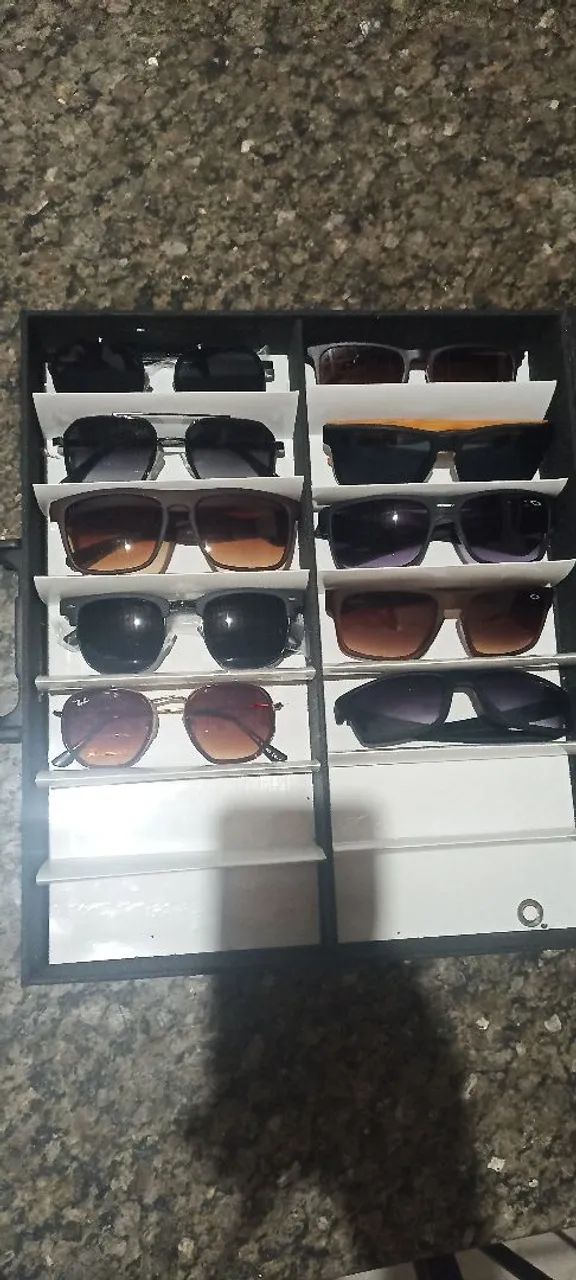 Caixa com nove óculos e maleta