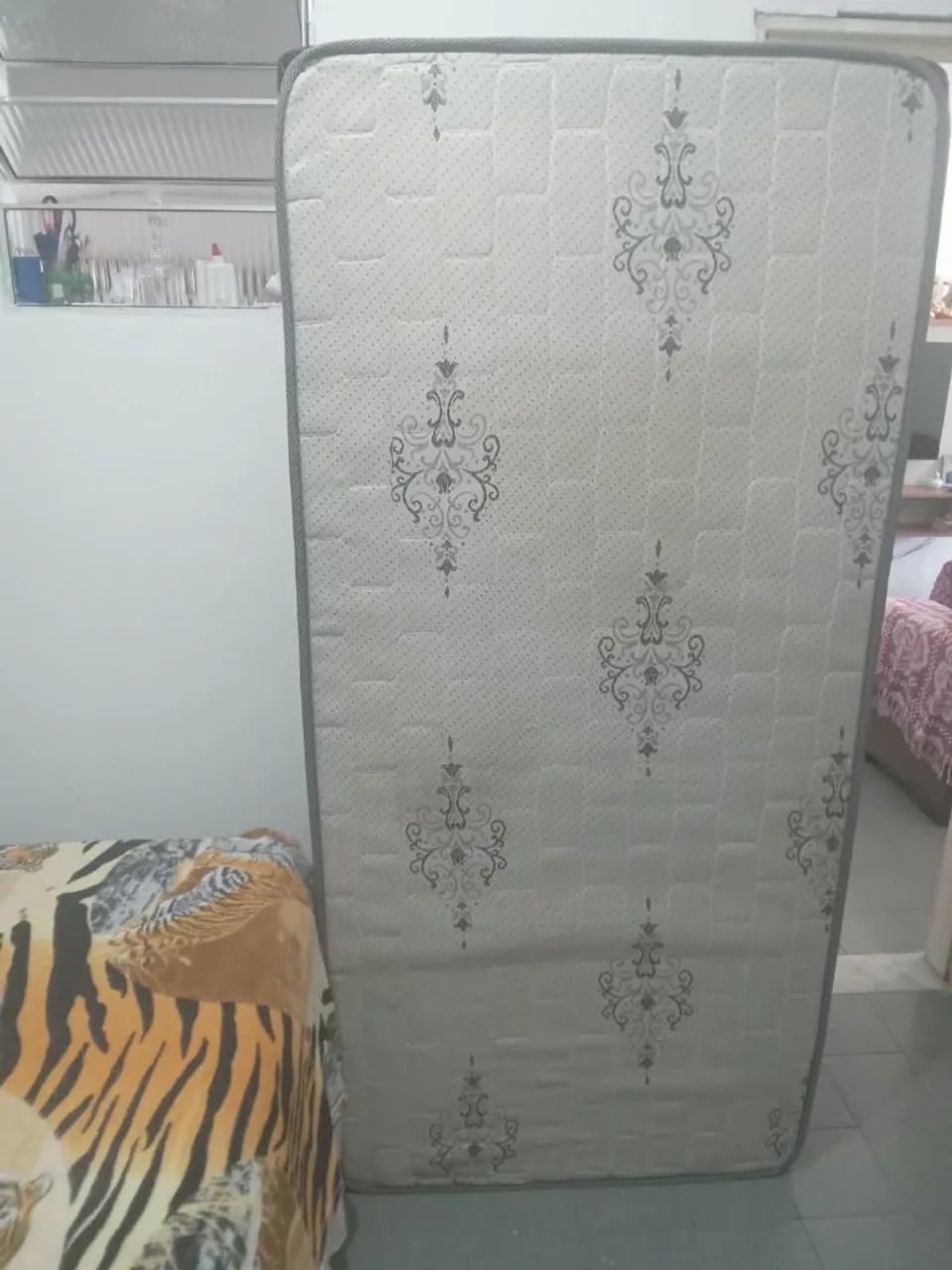 Vendo cama de solteiro bem conservada  - Foto 2