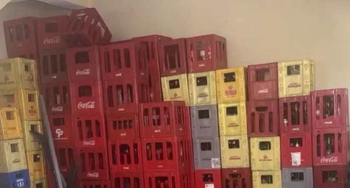 Vende-se vasilhames de coca cola e litrão . 28,00 cada 